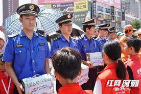 为长沙送一片清凉“雷锋少年”为爱心冰柜“充电”图片