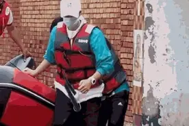 王一博身体力行驰援家乡 站在水里发物资帮助被困群众图片