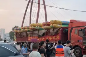 我与老爸在新乡抢险一夜，每个人都想冲到最前方丨亲历者说图片