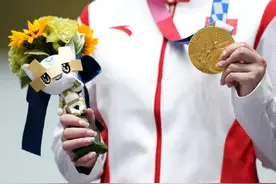 杨倩手背关节处的老茧图片