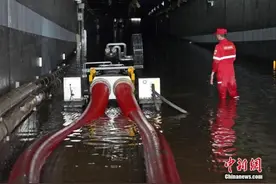 郑州京广路隧道确认有人员遇难：马力全开排涝 部分隧道贯通图片