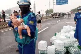 救出9个月大婴儿时，洪水一度淹到蓝天救援队队员脖子图片
