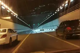 夏天走武汉东湖隧道里面有一段太晃眼了视频封面