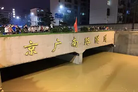 「现场」京广隧道内外：被淹没的汽车和寻车人图片