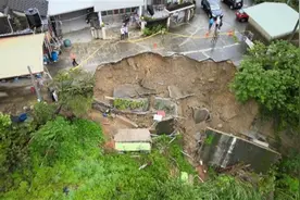 台湾苗栗三湾民宅地基崩塌惊现“大天坑”，10多名居民紧急撤离图片