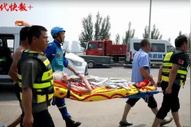 直击 | 河南新乡九旬老人从洪水中获救，一路唱着这首歌图片