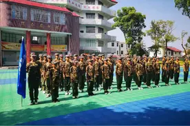 春苗书屋组织47名乡村孩子参加军事夏令营活动图片