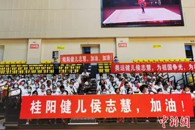湖南桂阳女孩侯志慧夺下中国第二金：山村走出的举重冠军图片