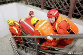 居民为消防员送饭并劝休息图片