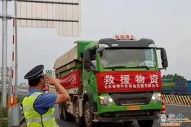 博兴县渣土运输车队奔赴河南省新乡市救援图片