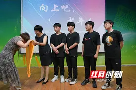我们考上大学啦！全国首例全男四胞胎感谢医护18年前救命之恩图片