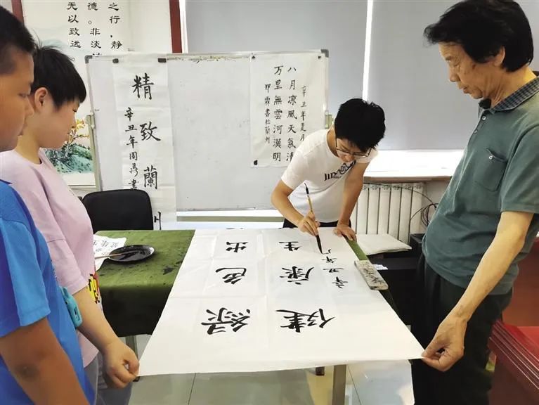 临夏路街道志愿活动 共建文明交通环境_绿色文明出行手抄报_草场街街道文明交通 绿色出行 手抄报绘制活动