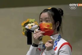 杨倩夺首金后比心萌化网友，中国00后小将开始崭露头角了图片