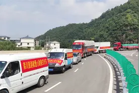 栾川13家旅游企业送来16车救灾物资图片