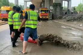 临沂市调派两台“龙吸水”至郑州 每小时可抽12个标准游泳池图片
