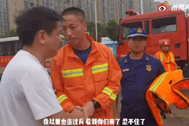 看到他们来了，退伍老兵瞬间破防图片