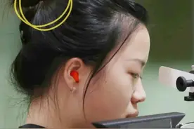 杨倩的小黄鸭发卡、胡萝卜头绳萌翻网友：可爱和强大从不矛盾图片