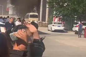 长春一栋三层建筑突然起火，多人跳楼逃生图片