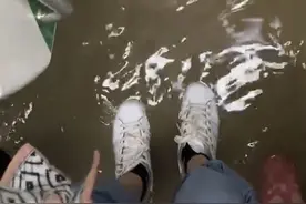 暴雨中，她们没走完回家的路图片