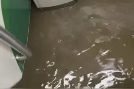 暴雨中，她们没走完回家的路图片