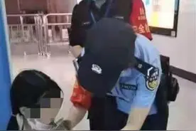 女孩逛街中暑晕倒地铁站，地铁警方及时救助让其脱离危险图片