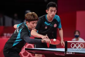 乒乓球——中国香港组合黄镇廷/杜凯琹晋级混双八强图片