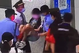 小学生中暑瘫坐在地铁站，站长这个“公主抱”好感人图片
