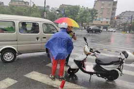 一线直击·临平丨民警雨中开车送外卖 背后有个暖心故事图片