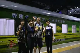 今年首趟北京至塞罕坝旅游列车昨天启程图片