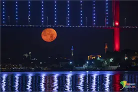 罕见奇观！土耳其夜空出现红色满月图片