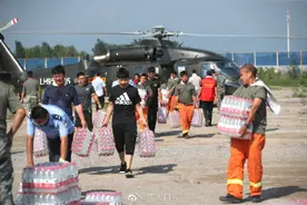 雪中送炭！3架直升机向洪水围困村庄空投救援物资图片