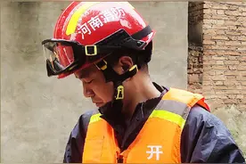 河南抗洪救援之——消防员抱娃图鉴图片
