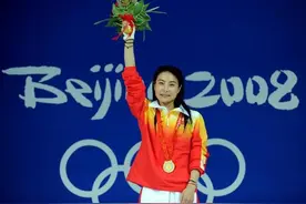 郭晶晶领衔，那些在奥运跳水比赛里当裁判的中国女孩们图片