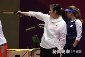 姜冉馨书包上挂着的金色手枪模型，可是大有来头图片