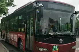 受台风影响 上海部分公交、地铁限速、改道或停运视频封面