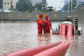 一周热闻荐读｜被困隧道他弃车救众人；志愿者筑坝保卫新乡图片