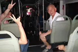 凡人英雄｜外卖小哥深夜接单救人：蹚齐腰深的积水，陪老人到天亮图片