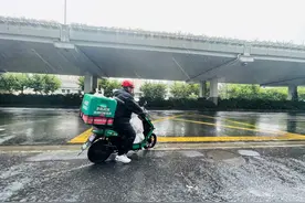 全力以赴 迎战“烟花”｜叮咚买菜配送员易东方：早上6点开始送单，风雨里来去，收获了很多“谢谢”图片