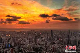 受台风“烟花”外围影响 南京天空“变幻多端”现彩霞图片