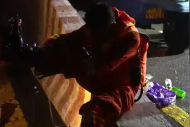 “郑”在现场｜心疼，消防员的“白手套”和“白袜子”