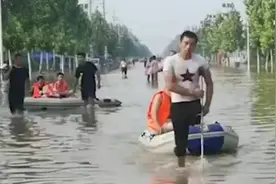 河南独腿小伙翟孝伟驰援新乡抗洪一线 拖着橡皮艇在水中步行来回8趟图片