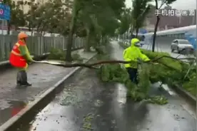 持续更新丨受强台风“烟花”影响 上海外滩风雨交加 部分地铁线路停运图片
