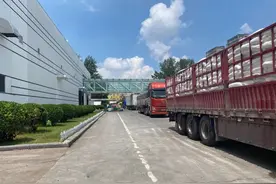 直击河南汛情｜郑州放晴！两大食品巨头恢复生产，厂门口排满运输车辆图片