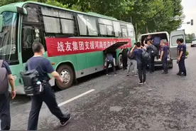 踩着没过膝盖的淤泥帮受灾群众重建家园 武汉企业组建退役军人志愿服务队支援郑州图片