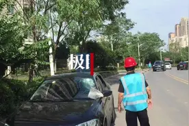 危险！大风刮飞建筑废料砸中正在行驶的汽车，所幸司机并未受伤图片