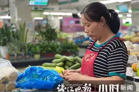 菜场大姐的台风天 | 凌晨进货的丈夫浑身湿透，风再大也给老主顾送菜，“不能食言啊”图片
