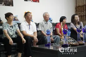 看见｜施廷懋父母淡定观看女儿夺冠，施妈妈：最后一届奥运会希望她不留遗憾图片