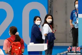跳水大师姐“督战”两位小师妹夺冠图片