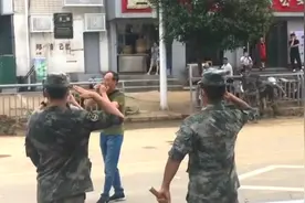 郑州市民吹口琴为救援官兵加油鼓劲 官兵回敬军礼图片