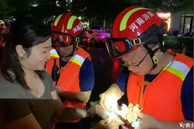 河南新乡：救援现场的“暖心晚餐”图片
